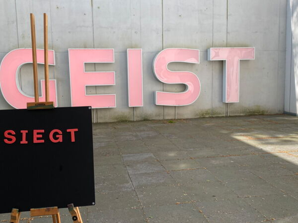 Auf den zweiten Blick 1.5 - Foto: HW Via Lewandowsky - Das Versprechen / Die Vergangenheit der Zukunft / GEIST, 2017 - MKK erworben mithilfe des Ministeriums für Kultur und Wissenschaft des Landes NRW der Förderstiftung Museum Kurhaus Kleve und des Freundeskreises